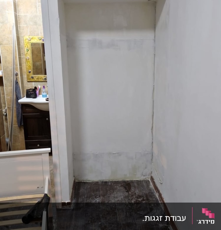 מראה עם מסגרת זהב בחדר אמבטיה